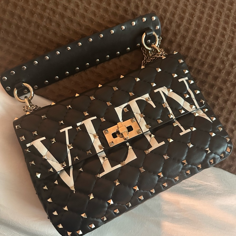 Valentino “VLTN” Rockstud Medium